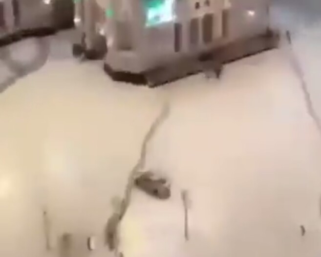 Mobil sedan meluncur kencang masuk ke Masjidil Haram