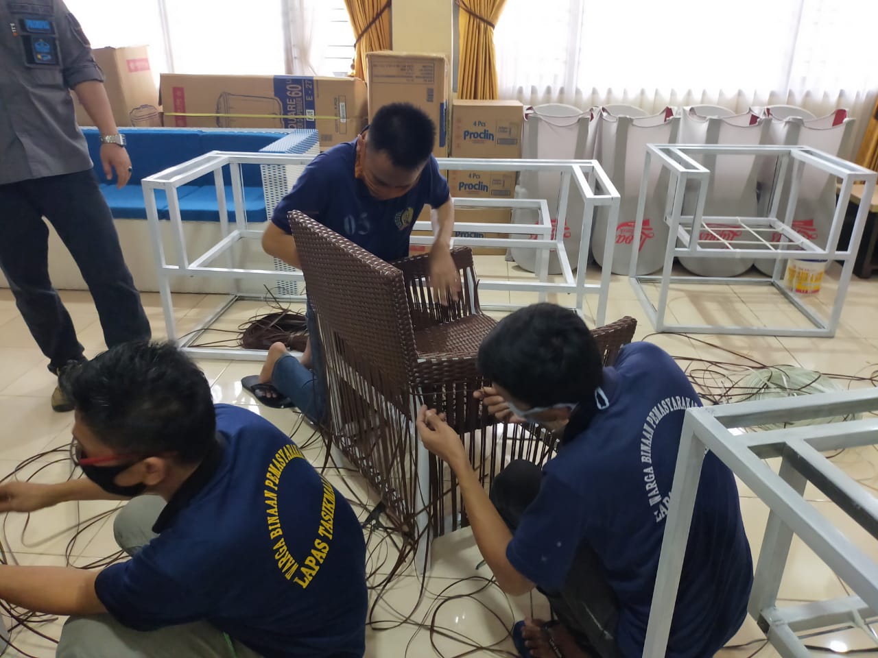 Warga Binaan Lapas II B Tasikmalaya sedang membuat kursi dari rotan sintetis