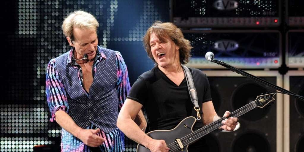 Gitaris Eddie Van Halen (kanan), 2012. .