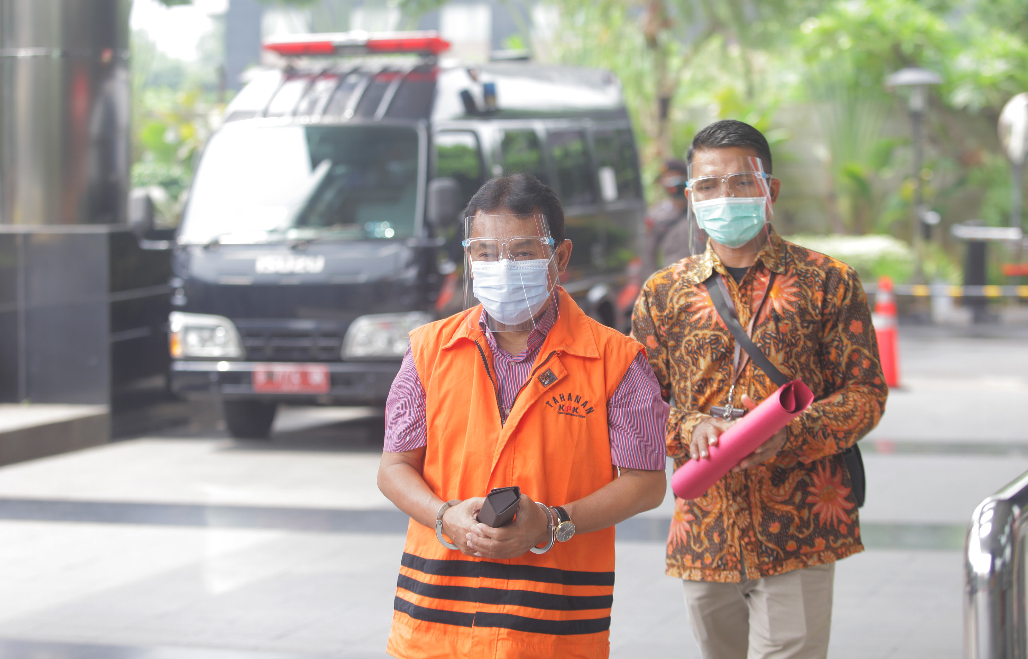 Mantan Bupati Bogor Rachmat Yasin (kiri) saat menjalani pemeriksaan di gedung KPK, Jakarta, Jumat (9/10).