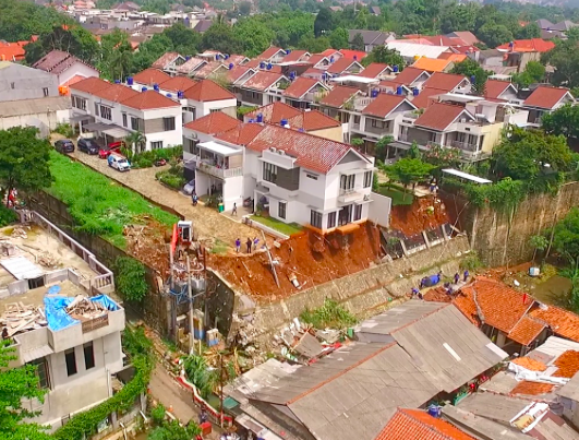 Foto aerial kondisi tanah longsor di Perumahan Melati Residence yang menimpa permukiman penduduk di Jalan Damai, Kelurahan Ciganjur.