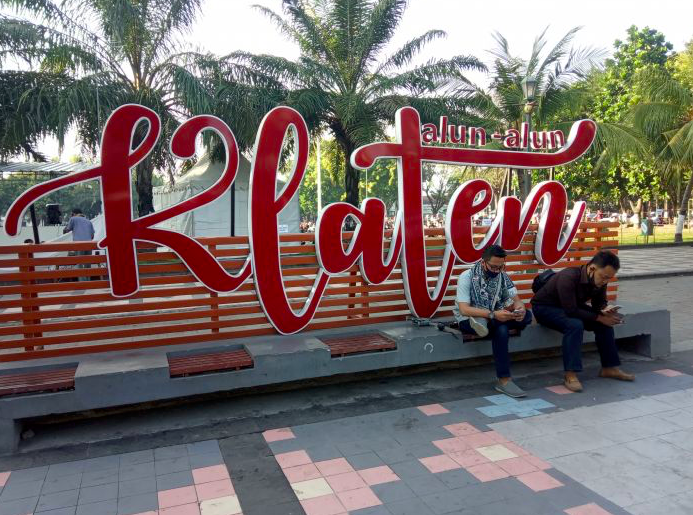 Dua warga mengenakan masker beraktivitas di alun-alun Klaten. 