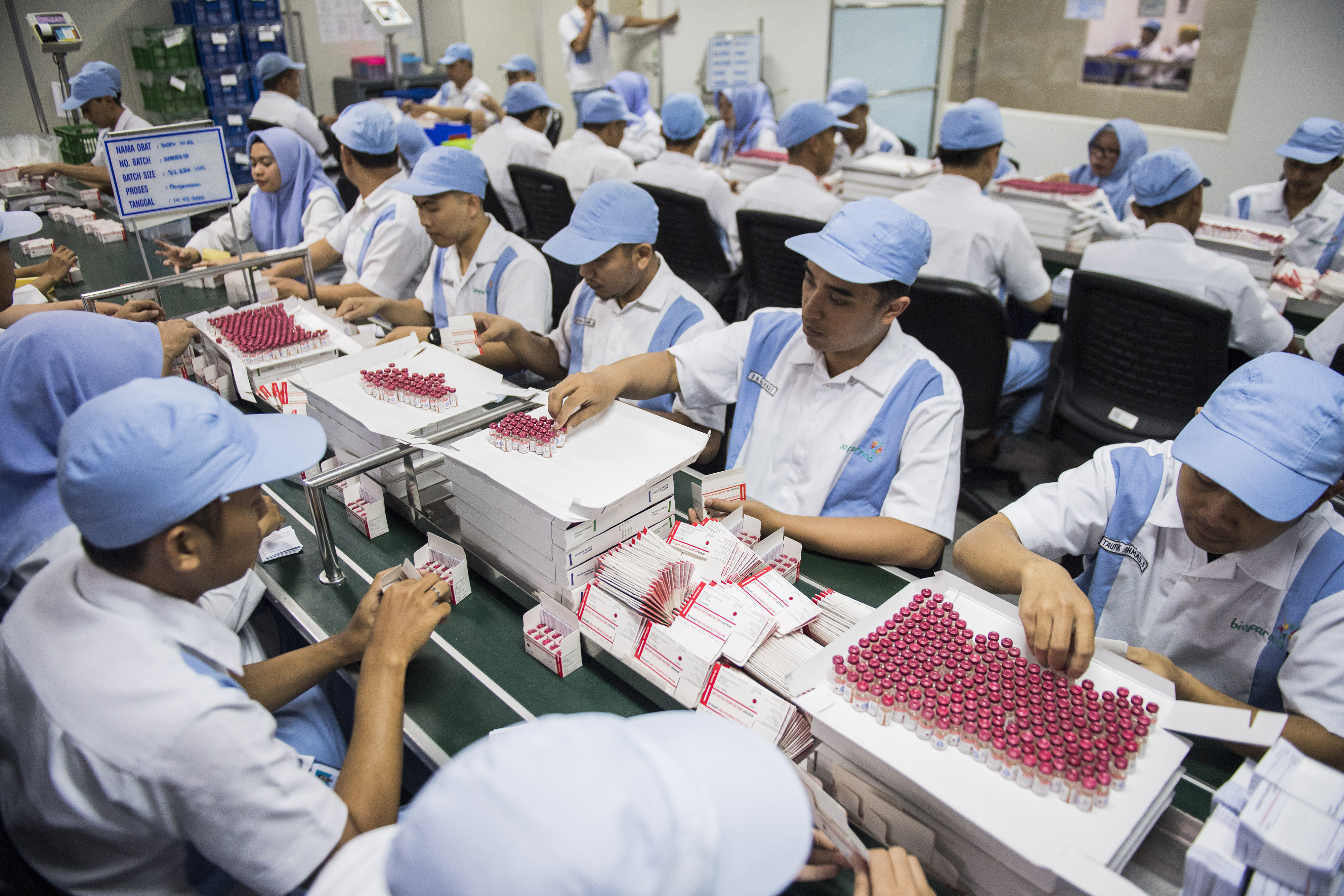 Pekerja mengemas dan memberikan label vaksin di Laboratorium Bio Farma, Bandung, Jawa Barat, Selasa (10/3/