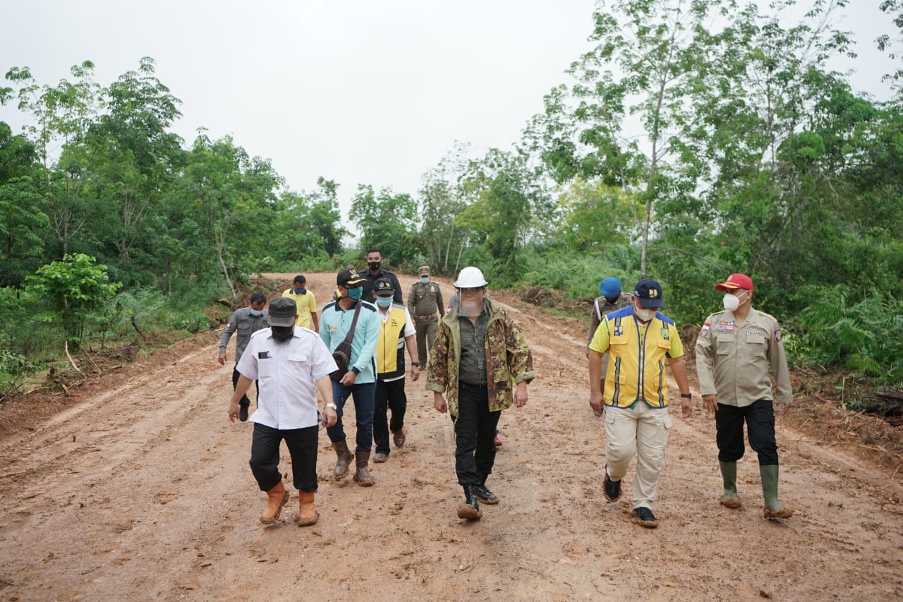 Bupati Muba Dodi Reza Alex meninjau jalan alternatif di Desa Bailangu untuk menjadi jalan nasional karena seringkali tergerus longsor.