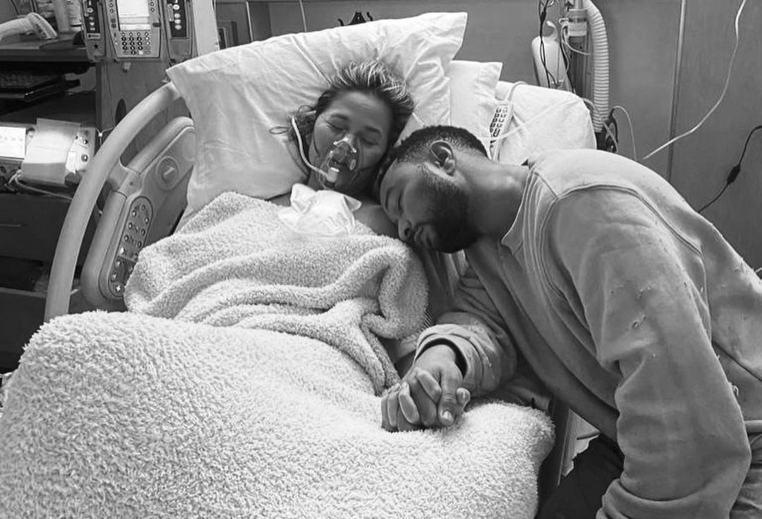 Memahami Unggahan Kesedihan di Medsos lewat Kisah Chrissy Teigen