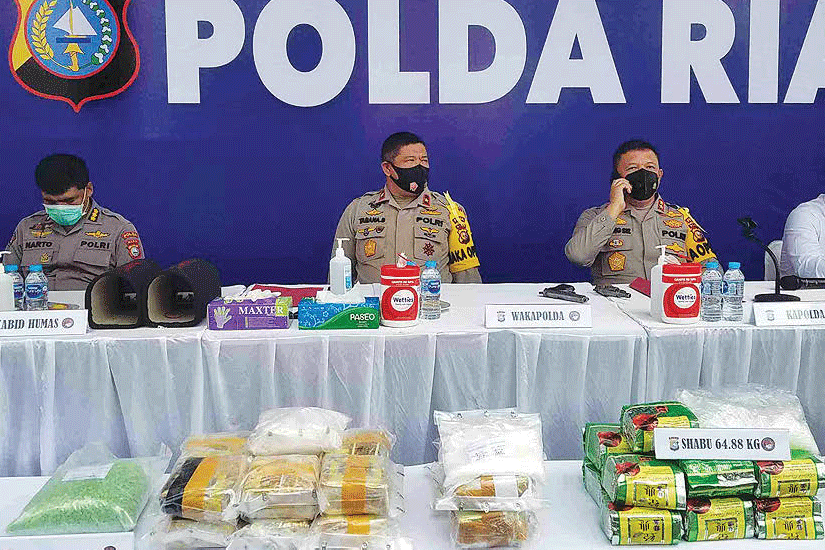 PENYELUNDUPAN 64,88 KG SABU DARI MALAYSIA: Kapolda Riau Irjen Agung Setya Imam Eff endi (kedua kanan) bersama jajaran  