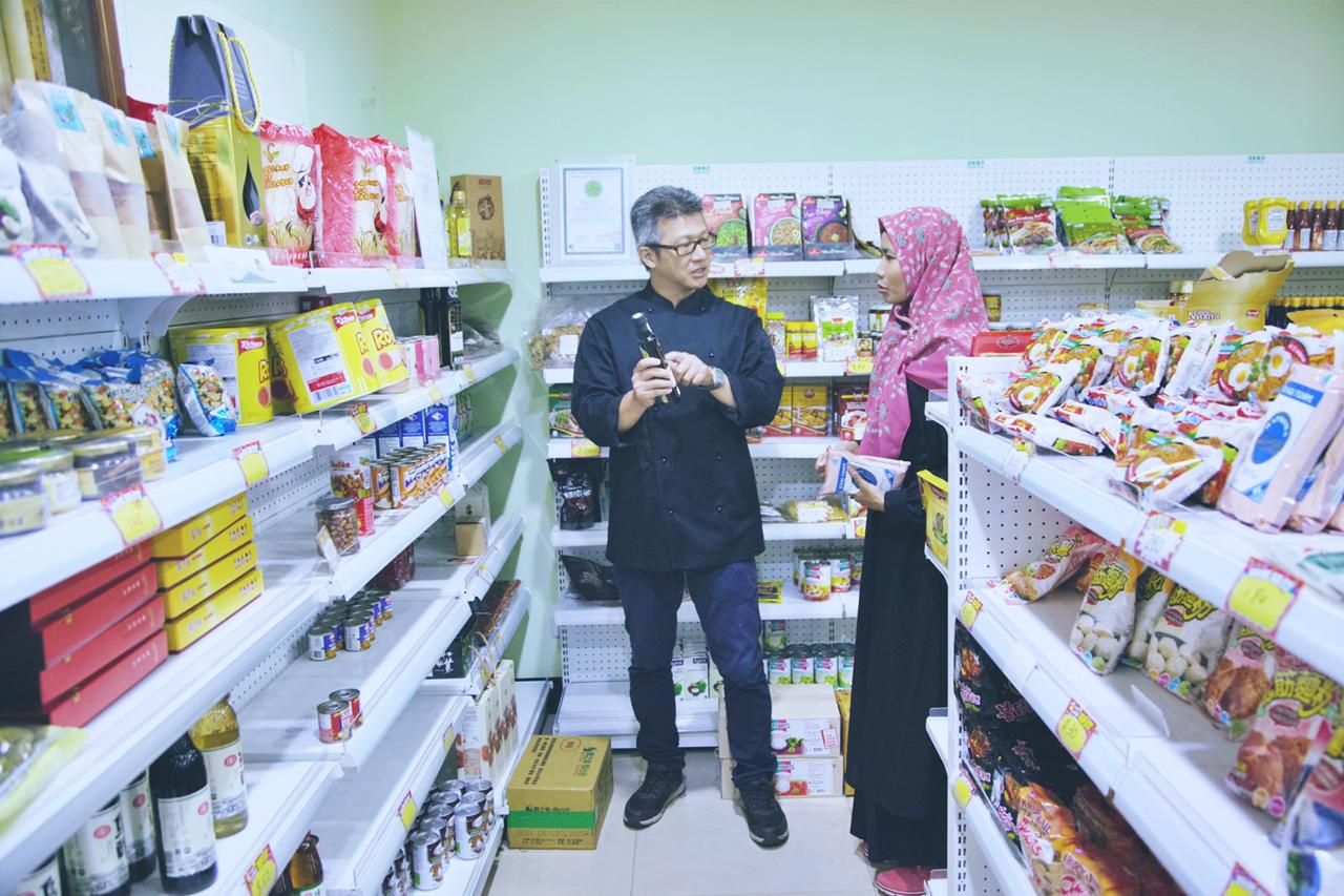 Mr Yeh, pemilik restoran Taiwan yang mendapatkan sertifikasi halal berbincang tentang ramuan masakan bersama sahabat Indonesia.