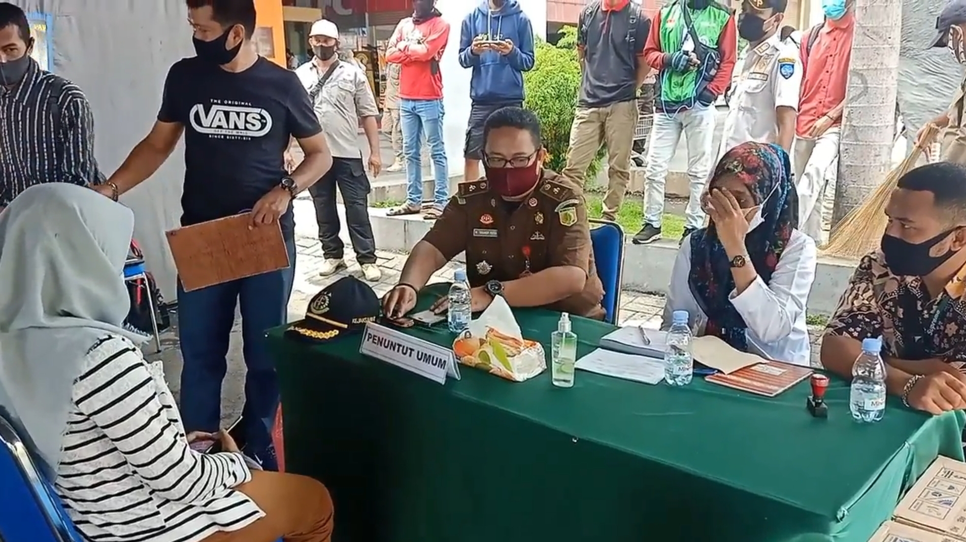 Masyarakat pelanggar protokol kesehatan menjalani sidang di tempat di depan Jati Land Mall Ternate, Rabu (30/9).