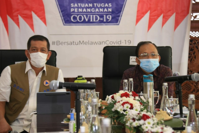 Kepala Satgas Nasional Penanganan Covid-19, Doni Monardo bersama Gubernur Bali Wayan Koster pada acara rapat kerja.