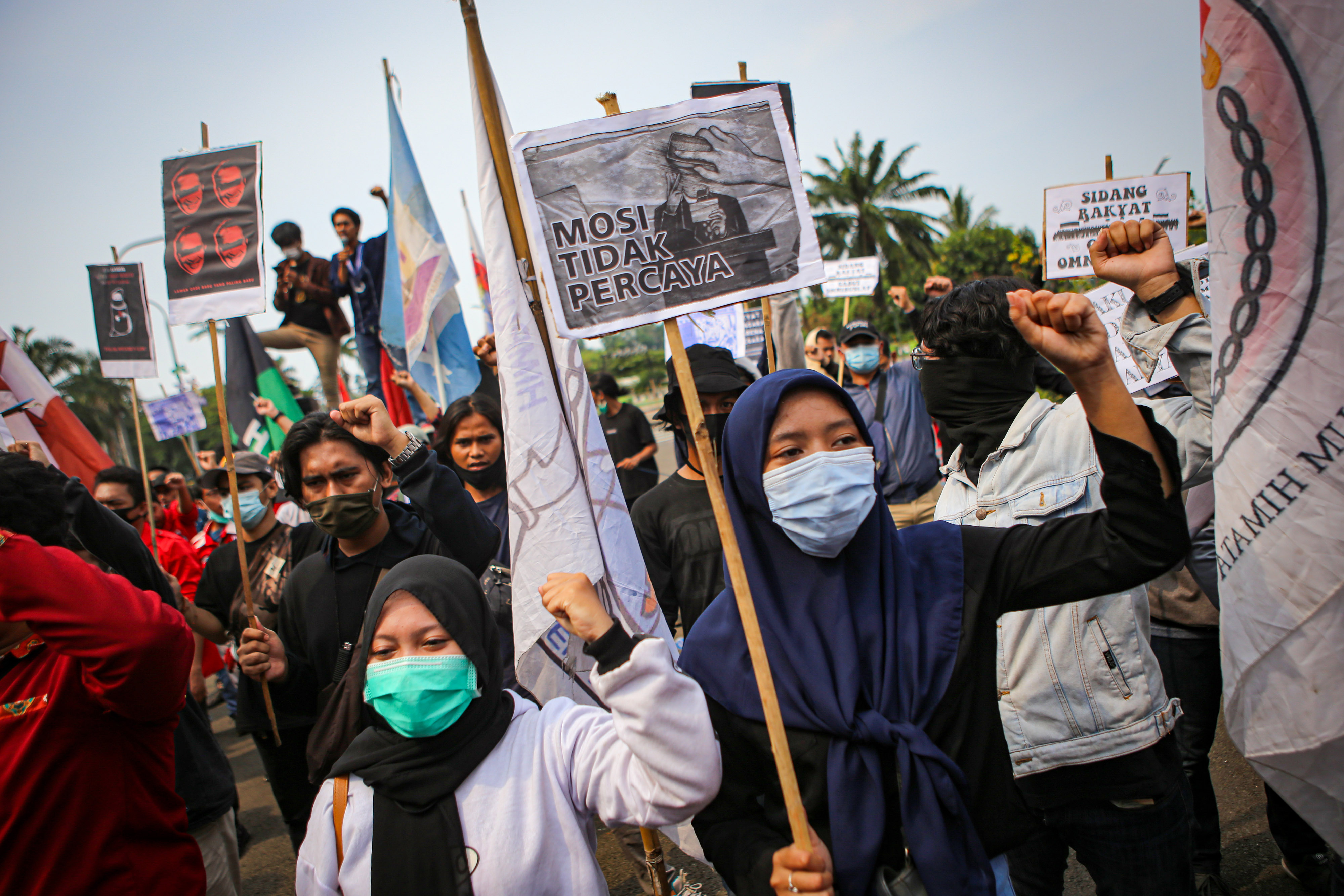 Sejumlah mahasiswa mengikuti aksi di halaman Gedung Pemerintah Kota Tangerang, Kota Tangerang, Banten.