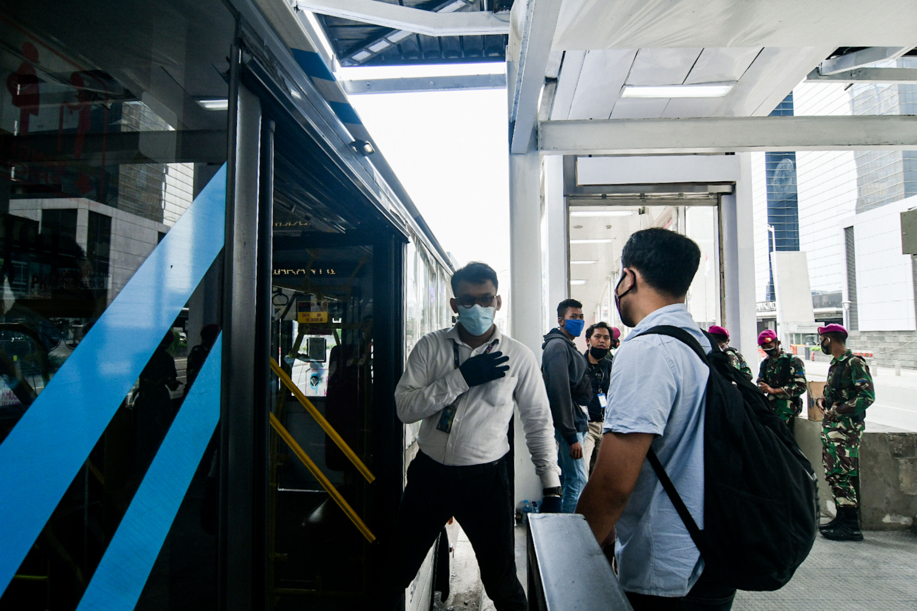 Suasana di Halte Trans-Jakarta Bundaran Hotel Indonesia.