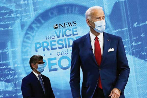 Kandidat presiden dari Partai Demokrat Joe Biden (kanan) hadir di Pusat Konstitusi Nasional, Philadelphia, Kamis, (15/10)