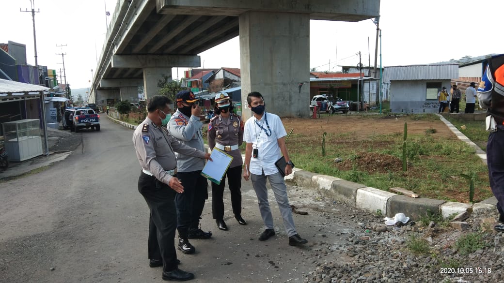 Peninjauan jalan yang rawan kecelakaan di fly over Kretek, Kabupaten Brebes, Jawa Tengah.