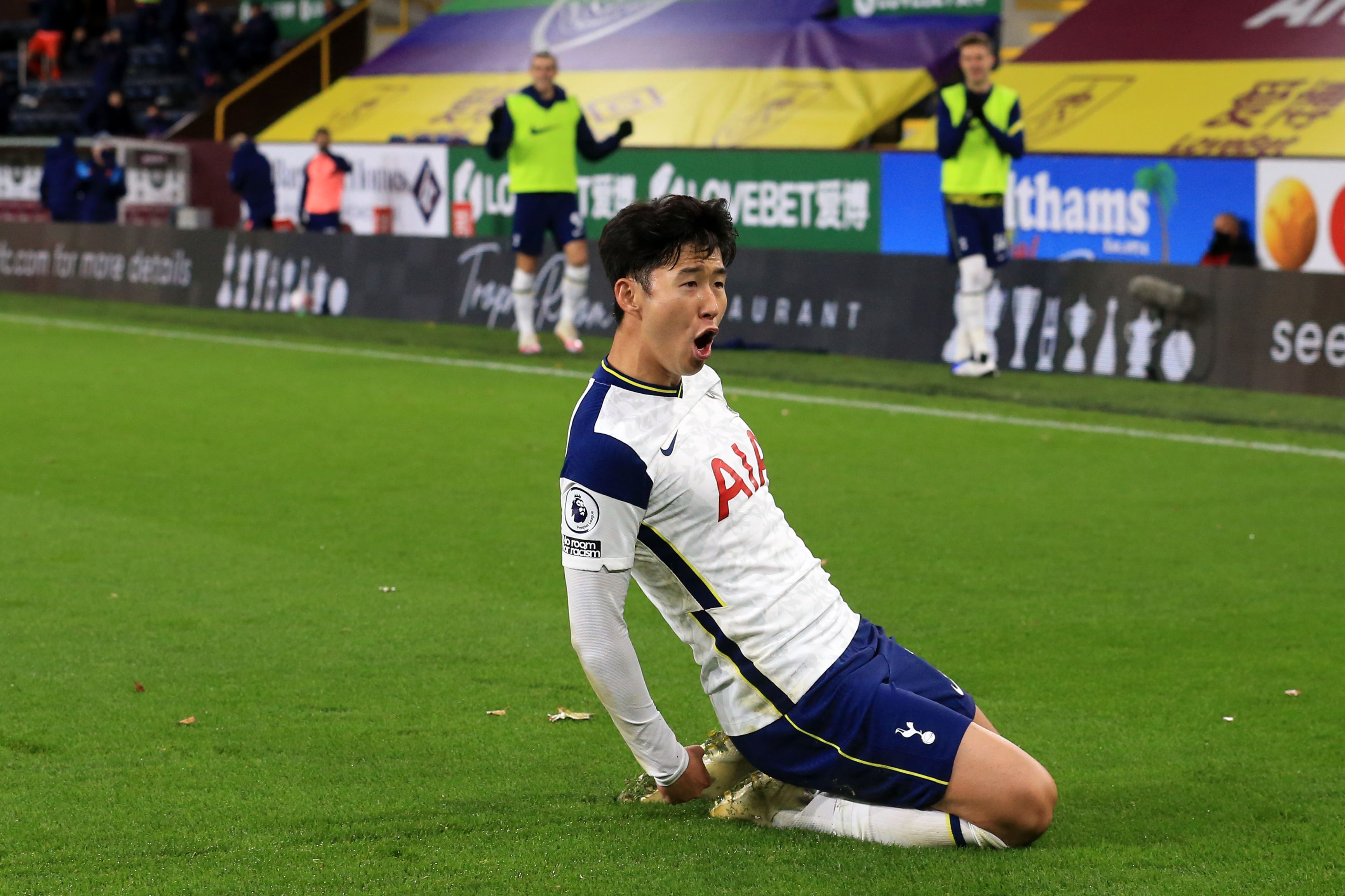 Penyerang Tottenham Hotspur Son Heung-min melakukan selebrasi usai mencetak gol ke gawang Burnley di laga Liga Primer Inggris.