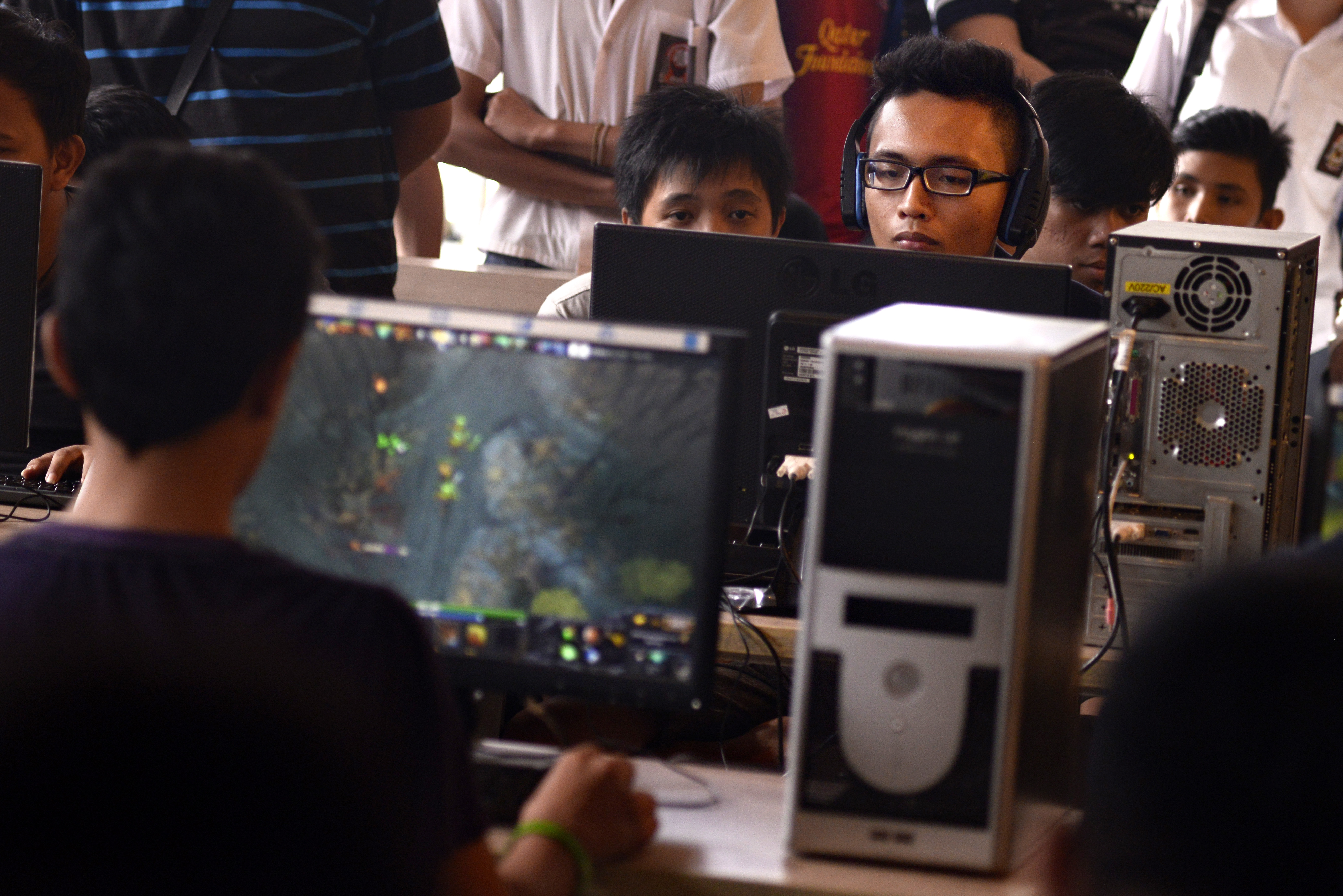 Sejumlah pemuda mengikuti turnamen Olahraga Elektronik (e-Sport) tingkat pelajar SMP-SMA se-Kota Manado di Manado, Sulawesi Utara, 2016