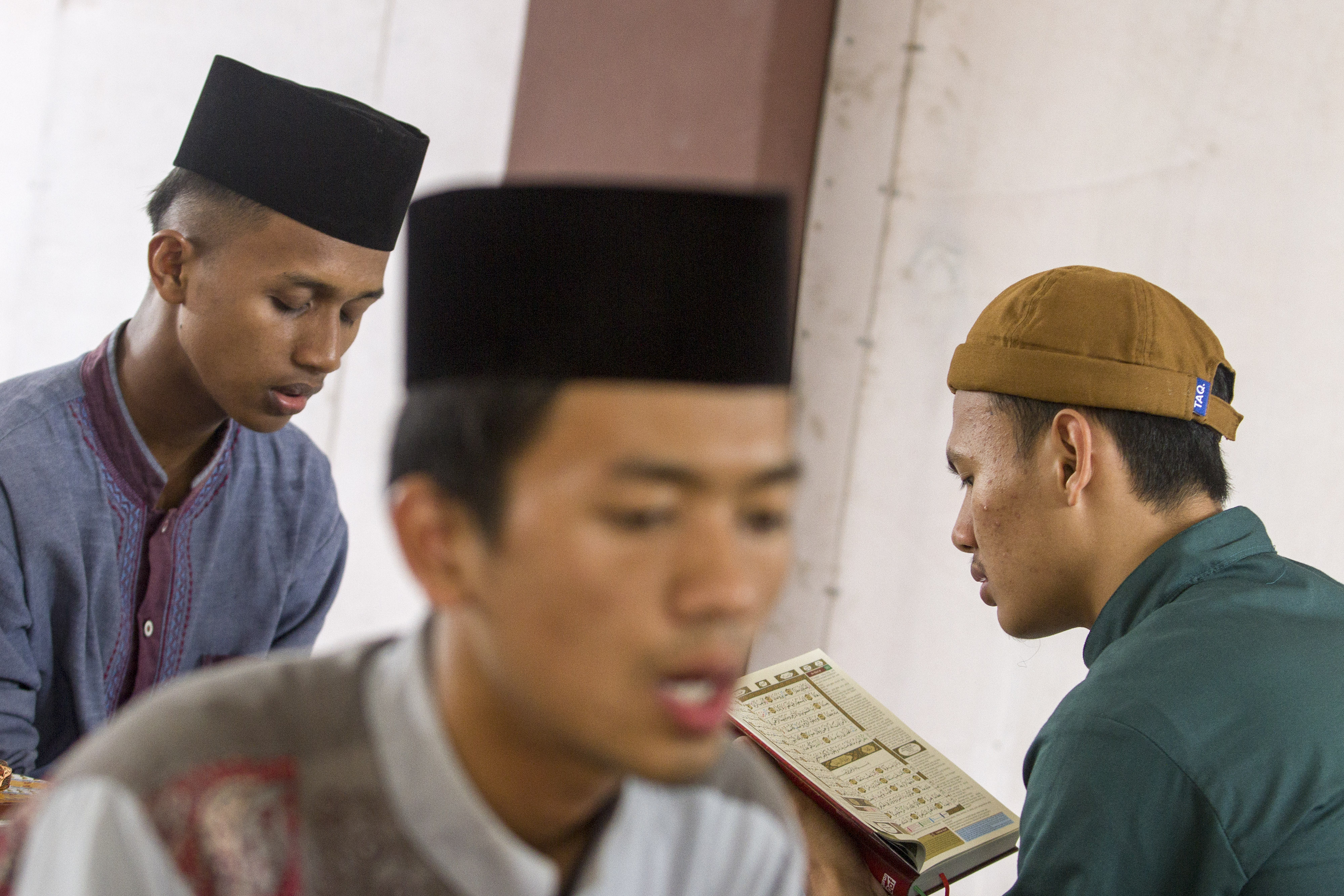 Sejumlah santri mengulang kembali hafalan Al Quran di Pondok Pesantren Mandalla Khair, Rengasdengklok, Karawang, Jawa Barat.