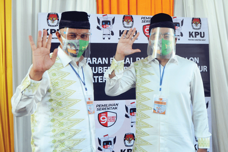 Pasangan calon Gubernur dan Wakil Gubernur Sumatra Barat Mahyeldi Ansharullah (kiri) dan Audy Joinaldy menyapa jurnalis 