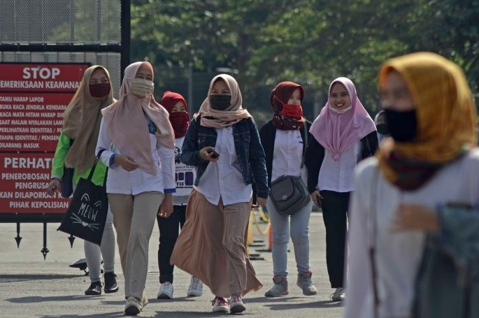Pekerja berjalan di lokasi pabrik. Pemerintah mengucurkan bantuan subsidi upah bagi pekerja dengan gaji kurang dari Rp5 juta.