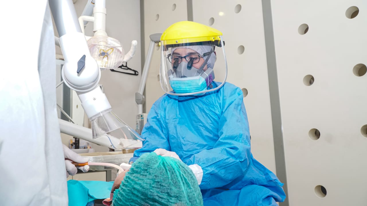 Seorang dokter gigi tengah memeriksa pasien.