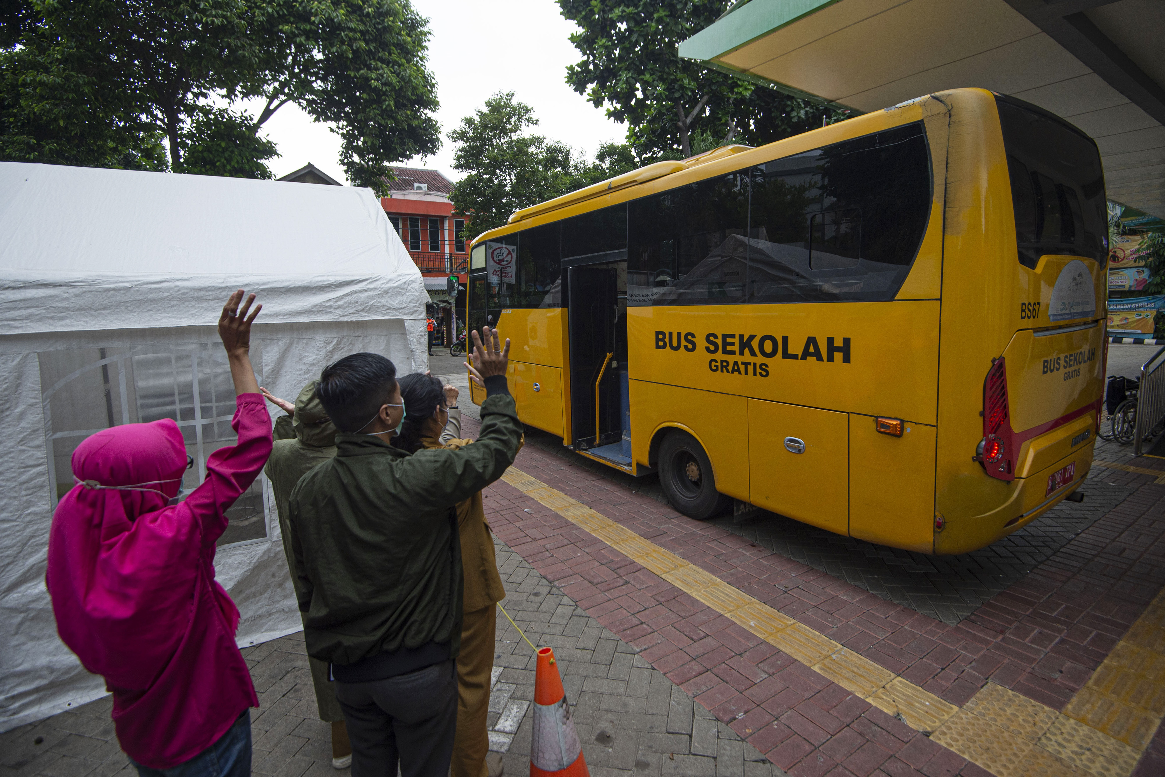 Bus Sekolah mengangkut pasien Covid=-19 berstatus OTG untuk menjalani perawatan di Wisma atlet kemayoran