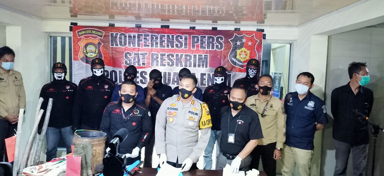  Kapolres Muara Enim AKB Donny Saputra memberikan keterangan terkait kasus tanah longsor di tambang tradisional yang menewaskan 11 warga