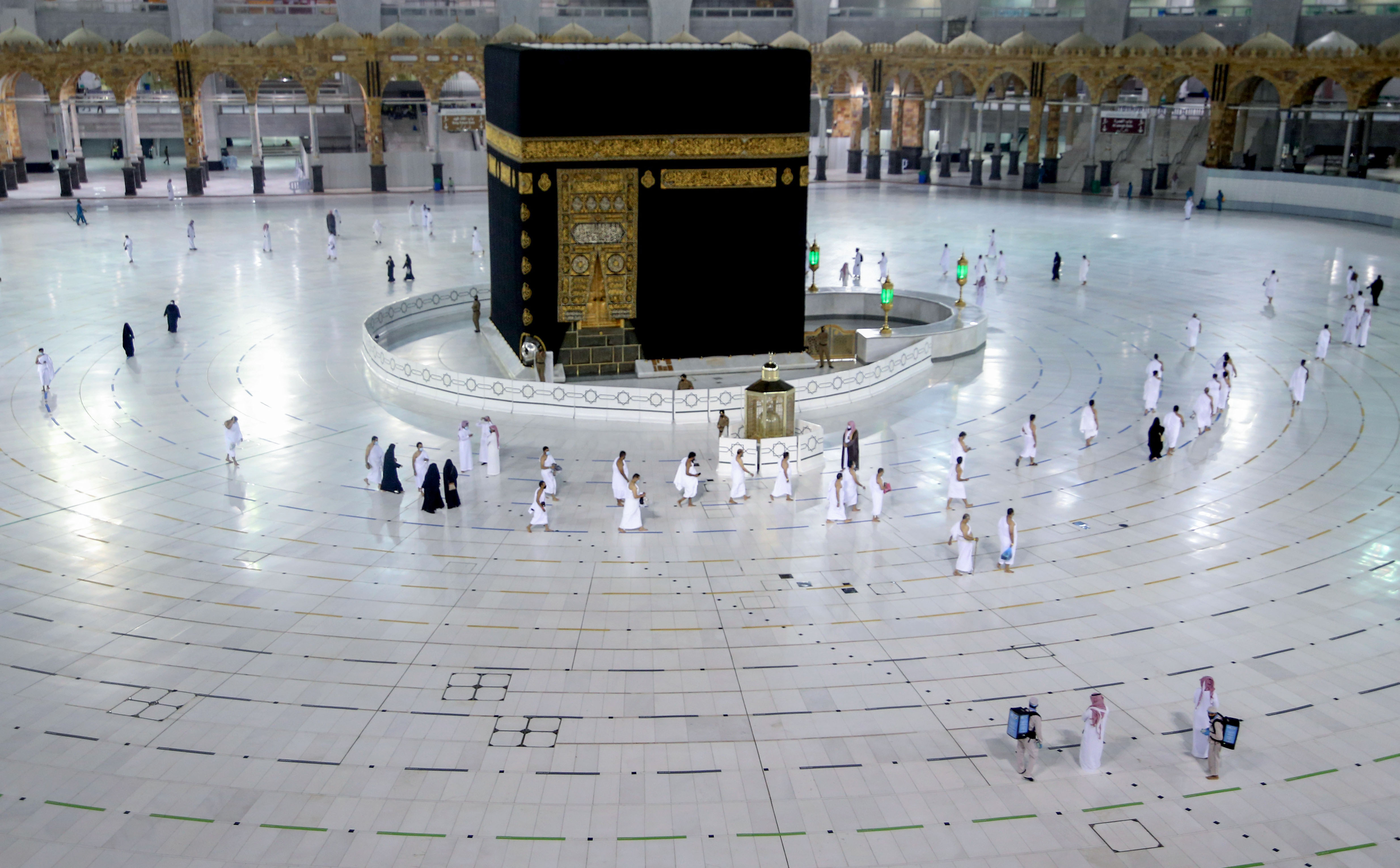 IBADAH UMRAH DIBUKA: Warga Saudi dan warga asing tawaf di kompleks Masjidil Haram di kota suci Mekkah, pada 4 Oktober 2020. 