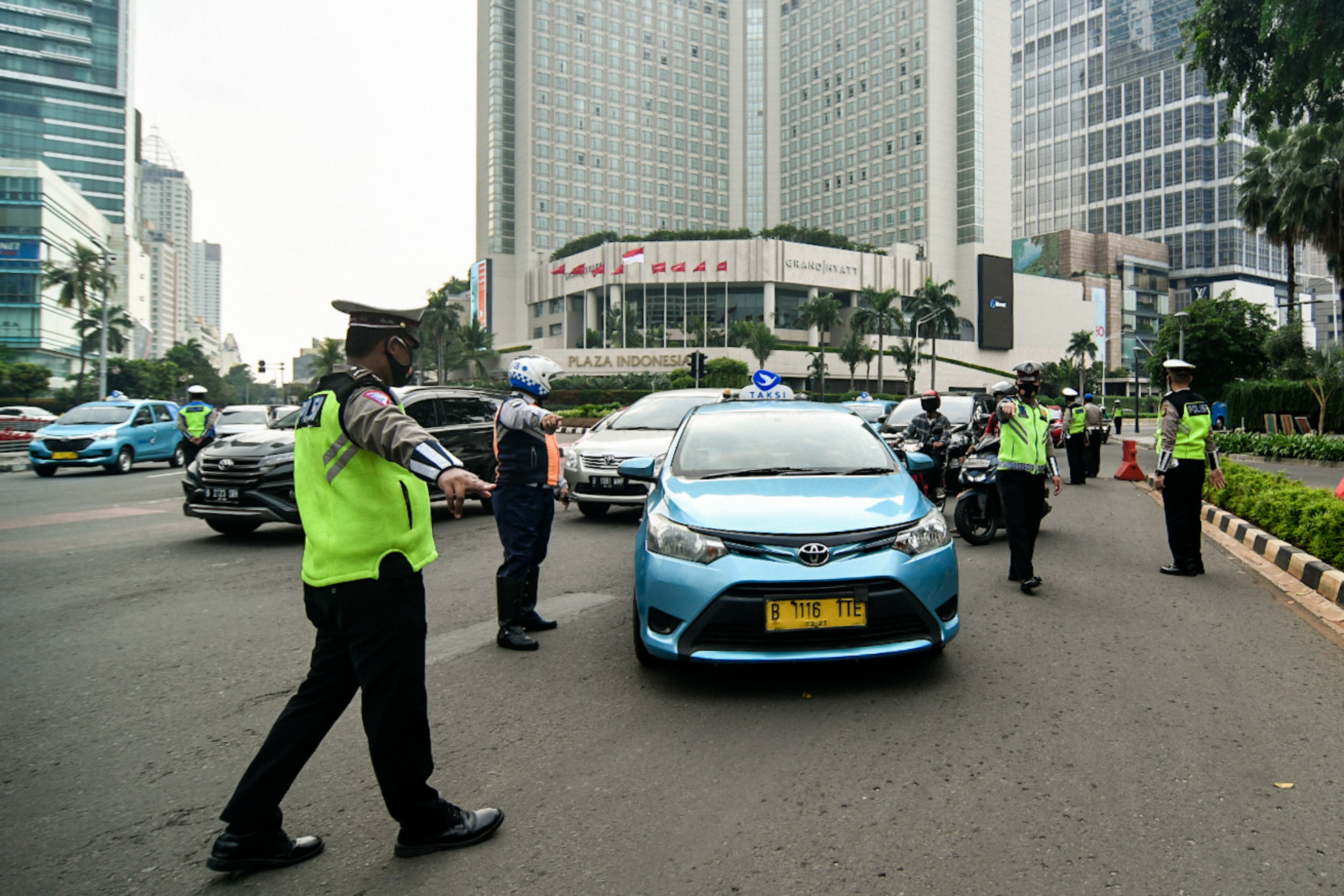 Petugas gabungan menjaring pelanggar protokol kesehatan di kawasan Bundaran HI, Jakarta.