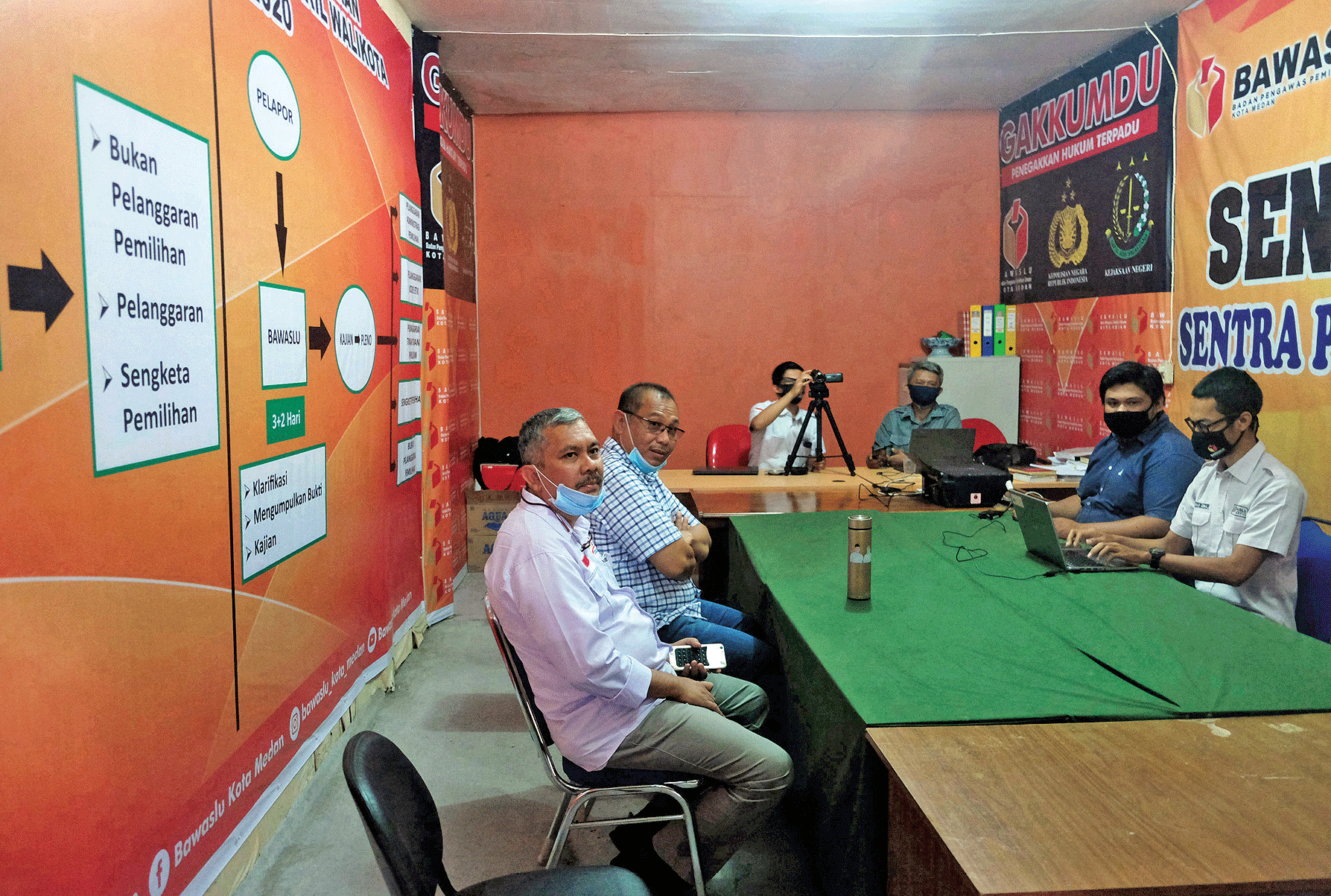 DIMINTAI KETERANGAN OLEH GAKKUMDU: Calon Wali Kota Medan nomor urut satu Akhyar Nasution (kedua kiri)