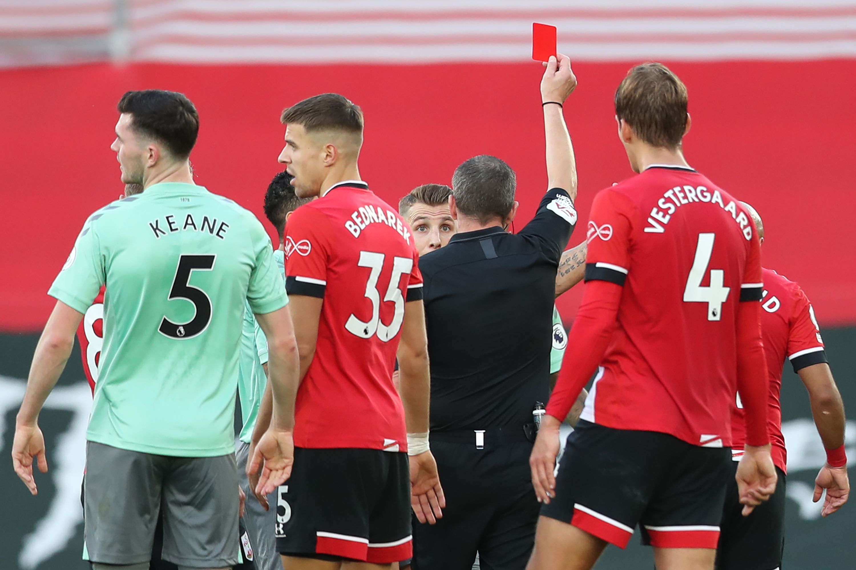 Bek Everton Lucas Digne diganjar kartu merah dalam laga Liga Primer Inggris kontra Southampton.