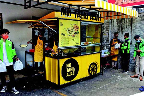 Para ojek daring mengantre untuk memesan Mo Tahu Aja! yang baru diluncurkan di kawasan Benhil, Jakarta Pusat, kemarin.