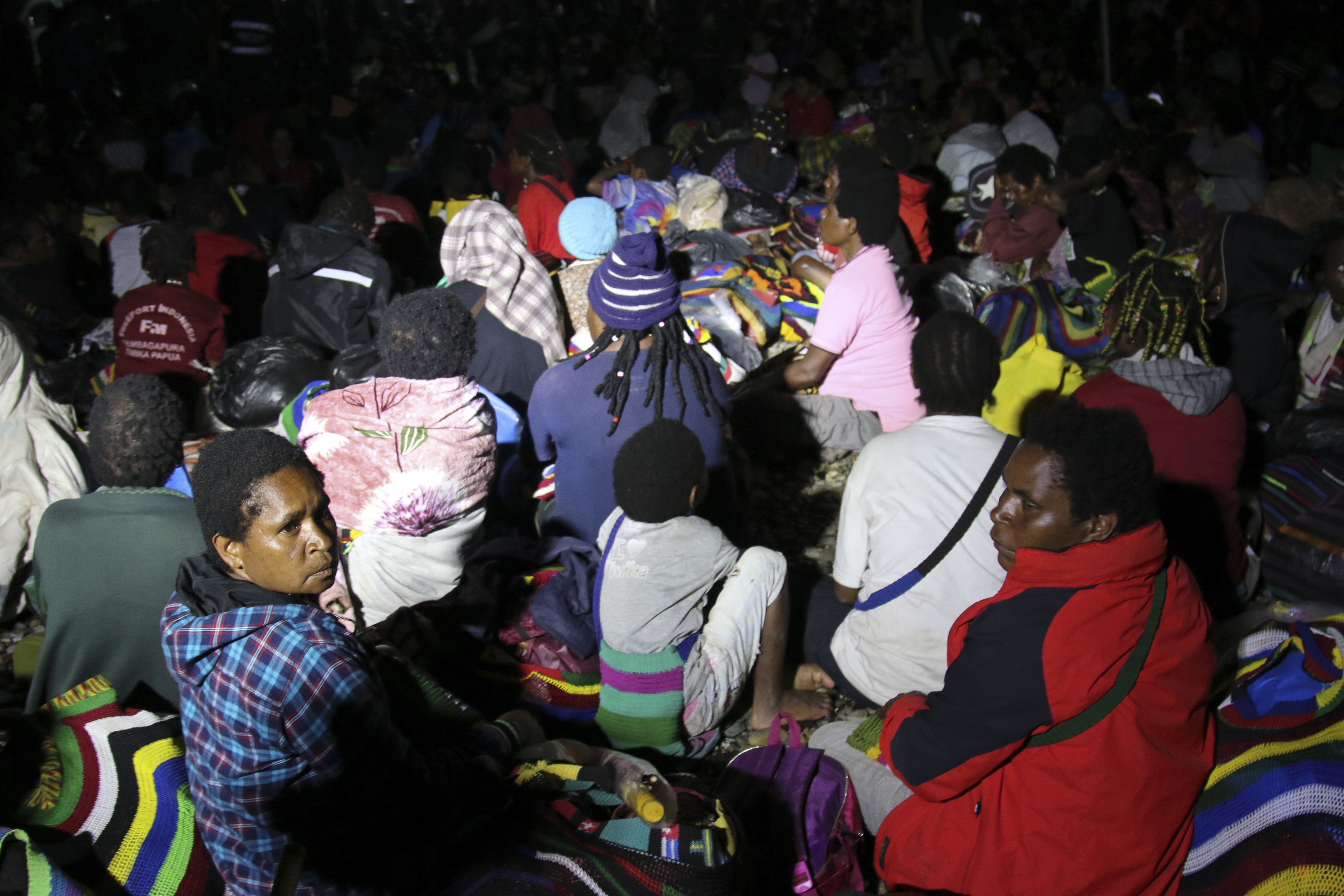 Warga di Kabupaten Mimika, Papua, menunggu proses evakuasi dari personel TNI-Polri.