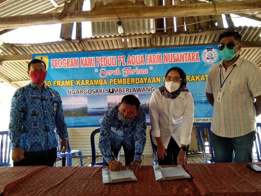 Penyerahan bantuan keramba jaring apung dari Regal Springs kepada nelayan Kedung Ombo, Sragen, Kamis (1/10/2020).