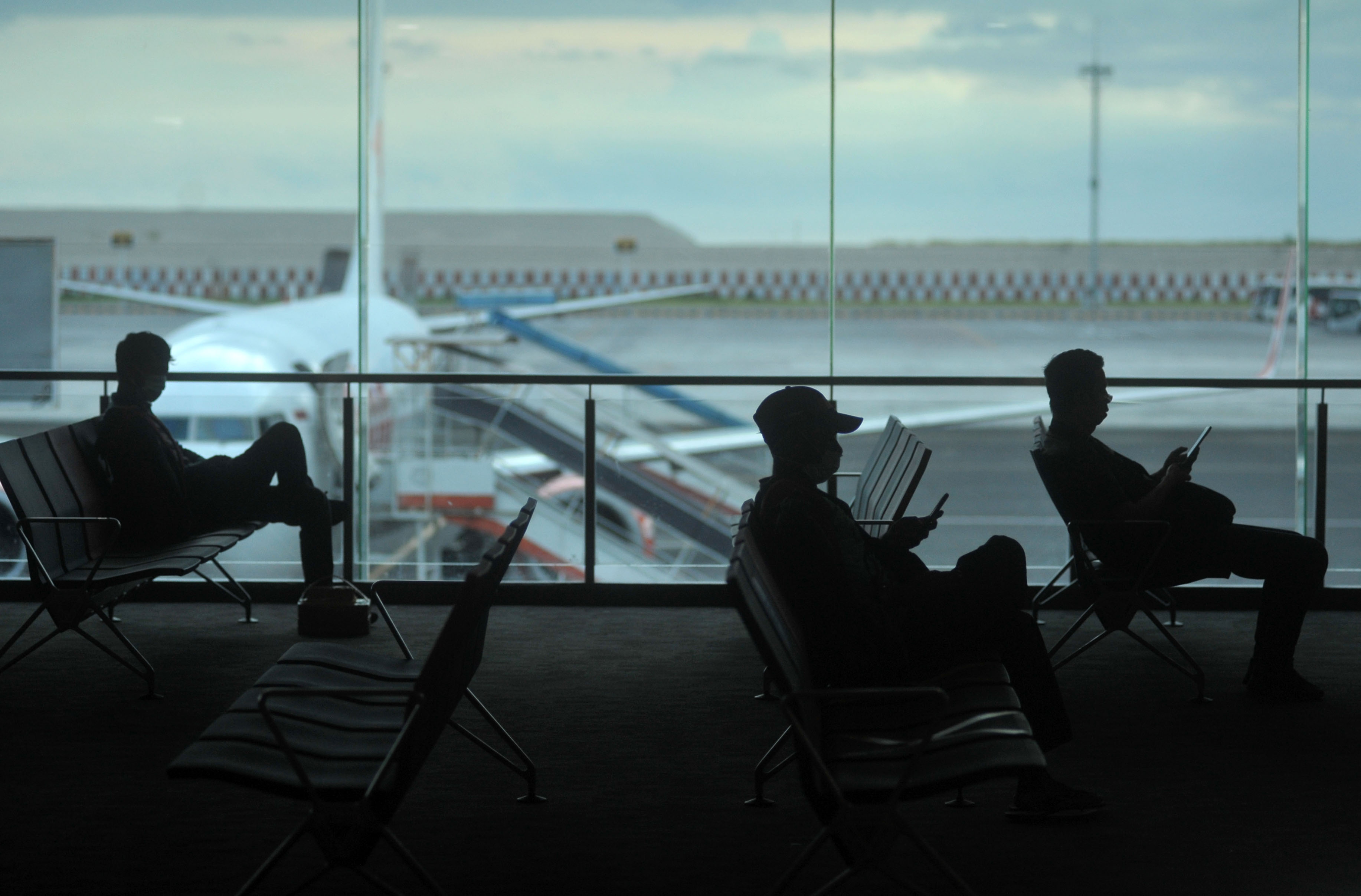 Calon penumpang menunggu keberangkatan pesawat di Bandara I Gusti Ngurah Rai, Bali.