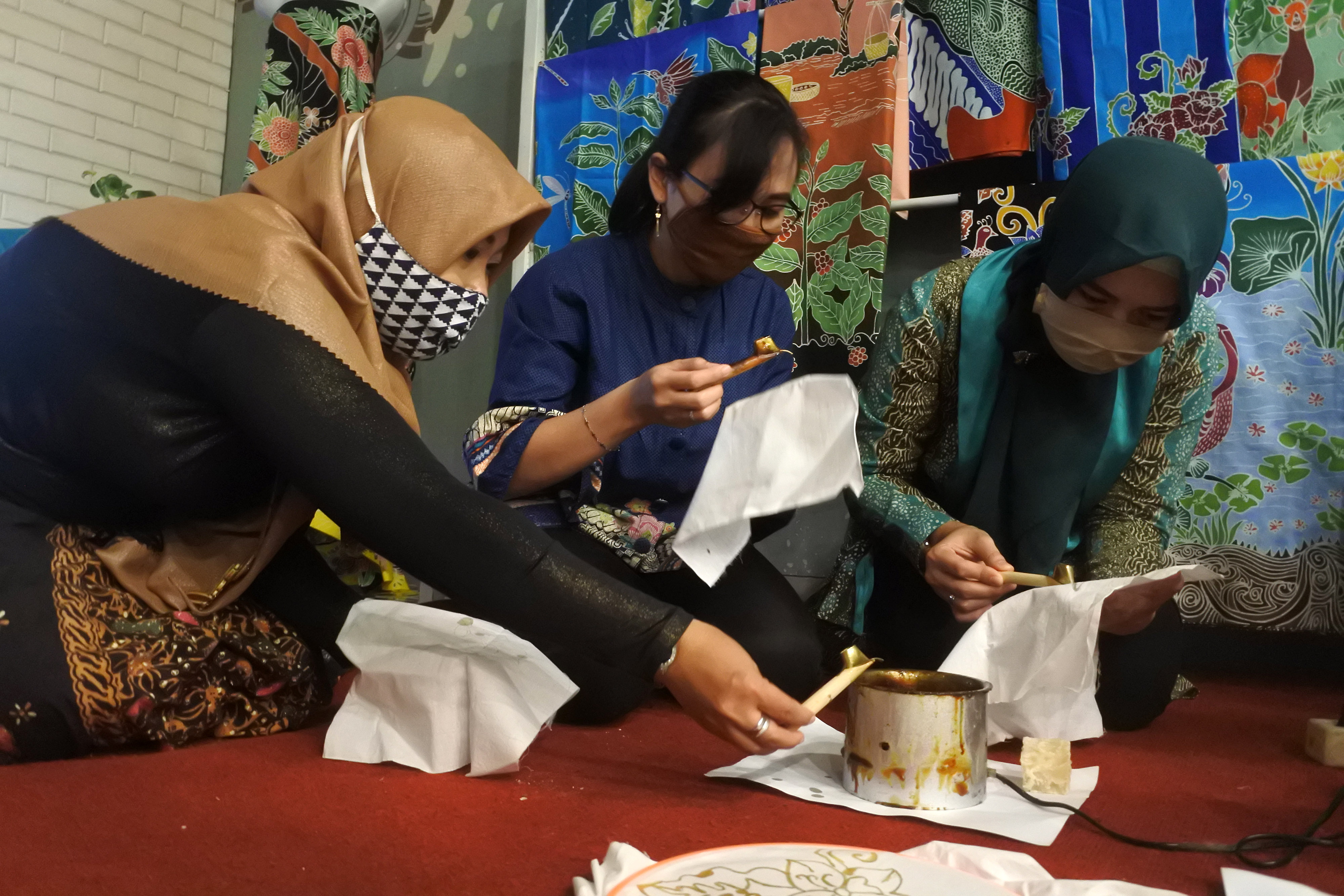 Pengunjung mengikuti edukasi batik di Hari Batik Nasional di Meotel Jember, Jawa Timur, Jumat (2/10).