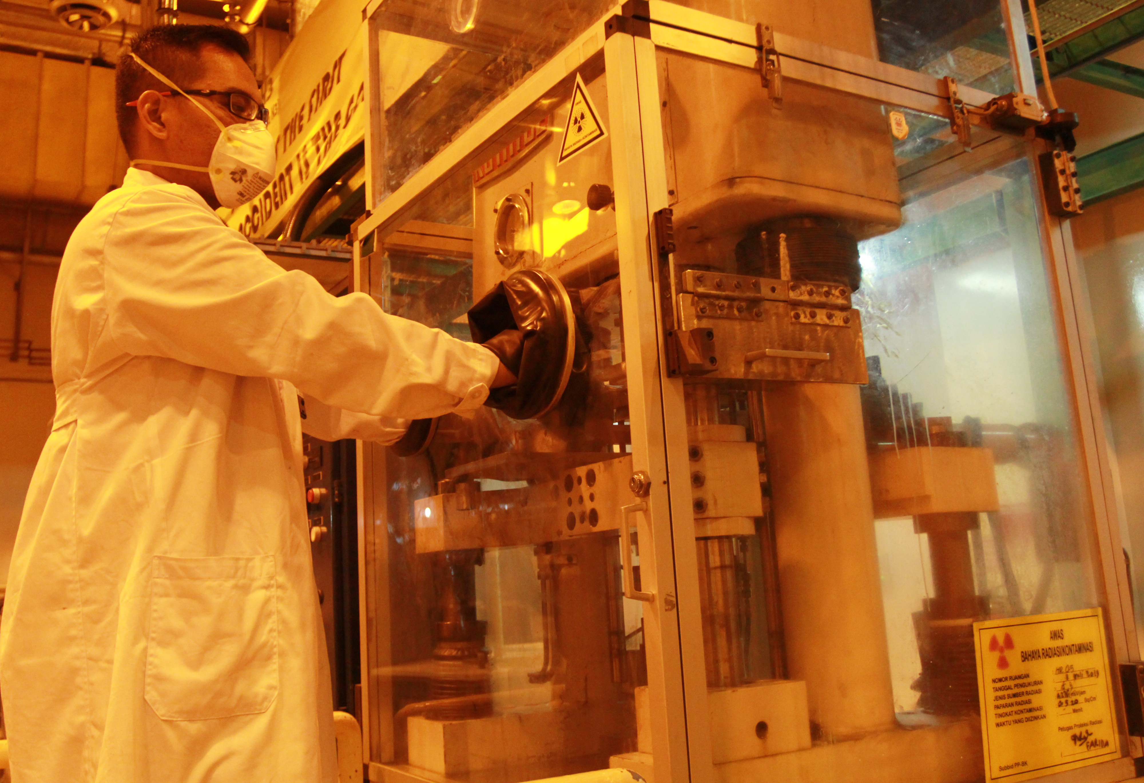 Proses pembuatan bahan isotop untuk pengobatan kanker di kawasan reaktor Nuklir BATAN di Tangerang Selatan, Banten. 