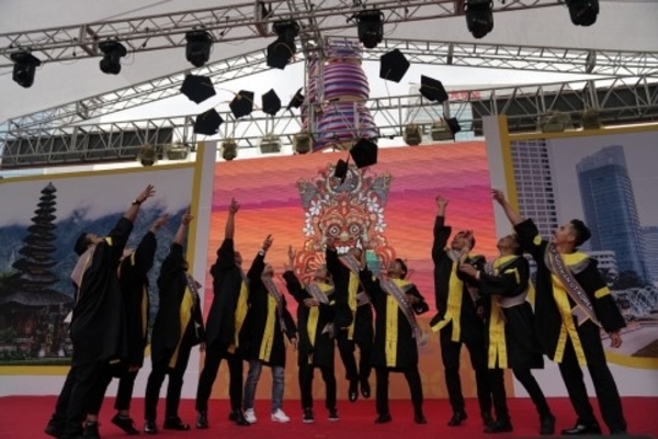 Ilustrasi -- Sebelas TKI merayakan kelulusan dari Universitas Terbuka Korsel, 22 September 2019.