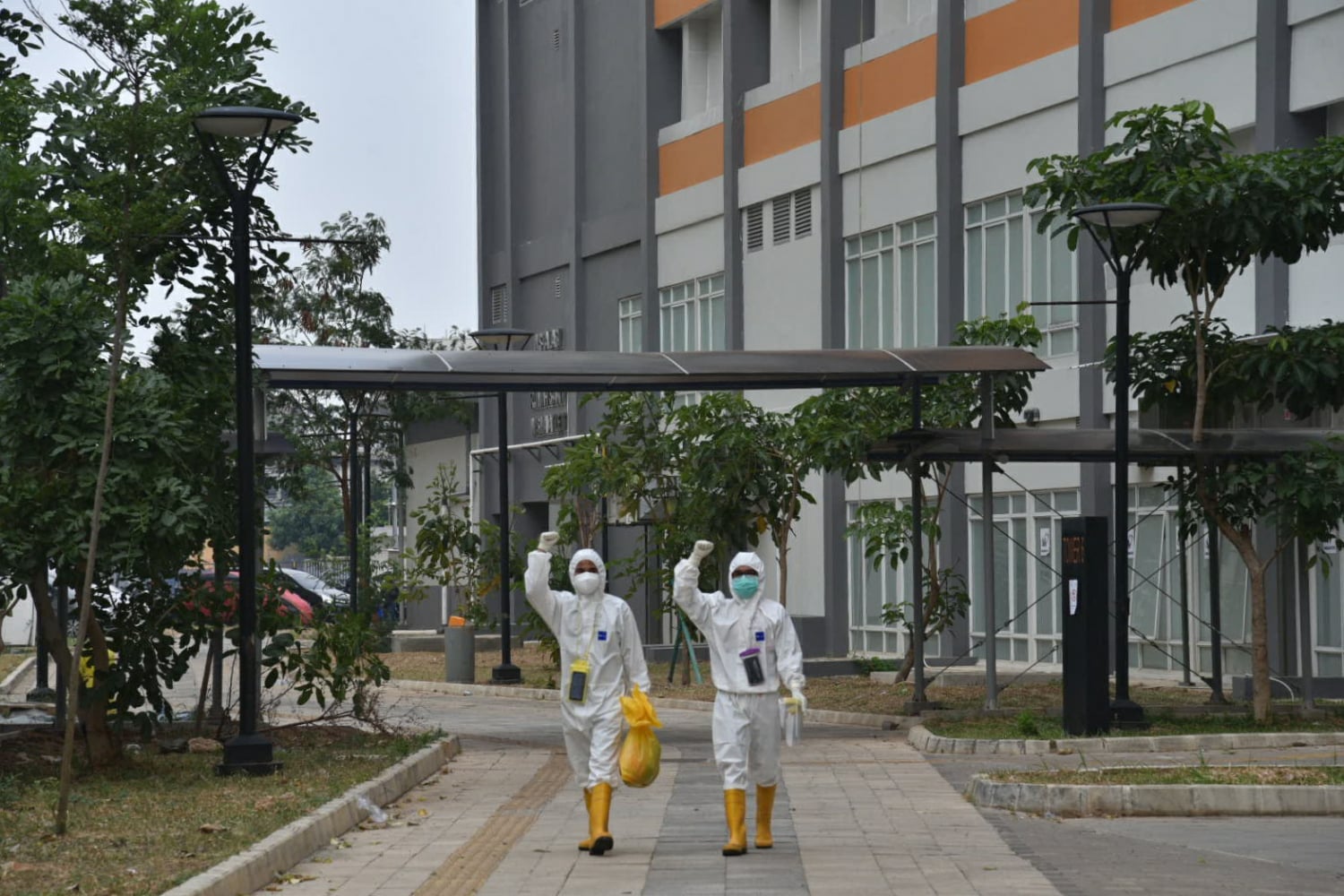 TOWER 5 WISMA ATLIT SEGERA DIBUKA: Aktivitas tim medis saat hendak menangani para pasien covid -19 di di Wisma Atlet 