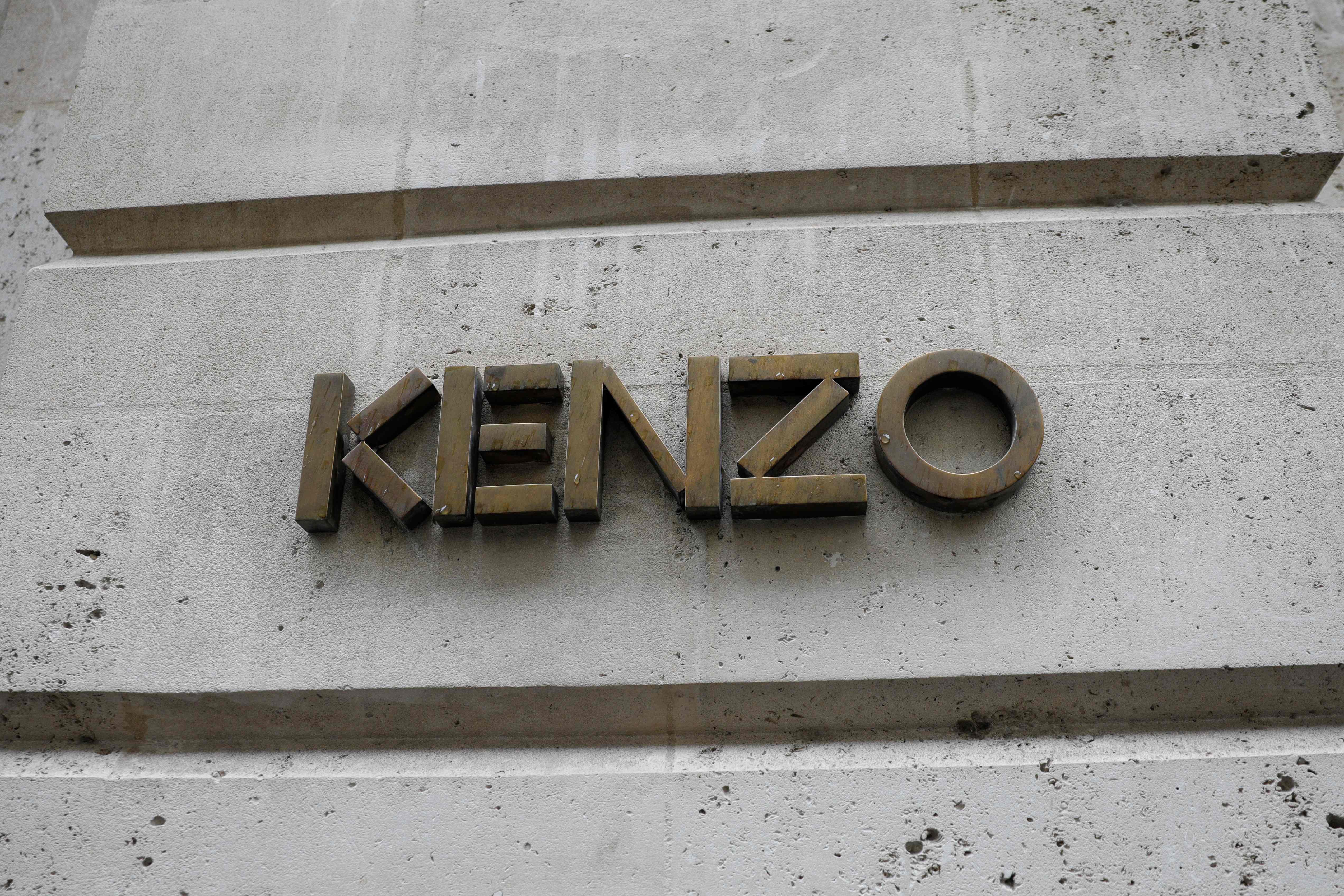 Kenzo Takada, pendiri brand fashion dunia, Kenzo, meninggal pada Minggu (4/10).  