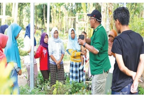 Tim ahli dari Martha Tilaar Group memberikan pelatihan kepada warga Desa Bilebante mengenai tanaman Obat, Herbal & Aromatik.