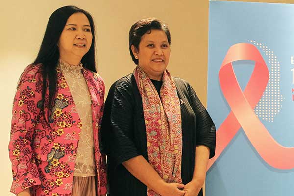 Ketua Umum Cancer Information and Support Center (CISC) Aryanthi Baramuli (kiri) bersama Wakil Ketua MPR RI Rerie L Moerdijat.