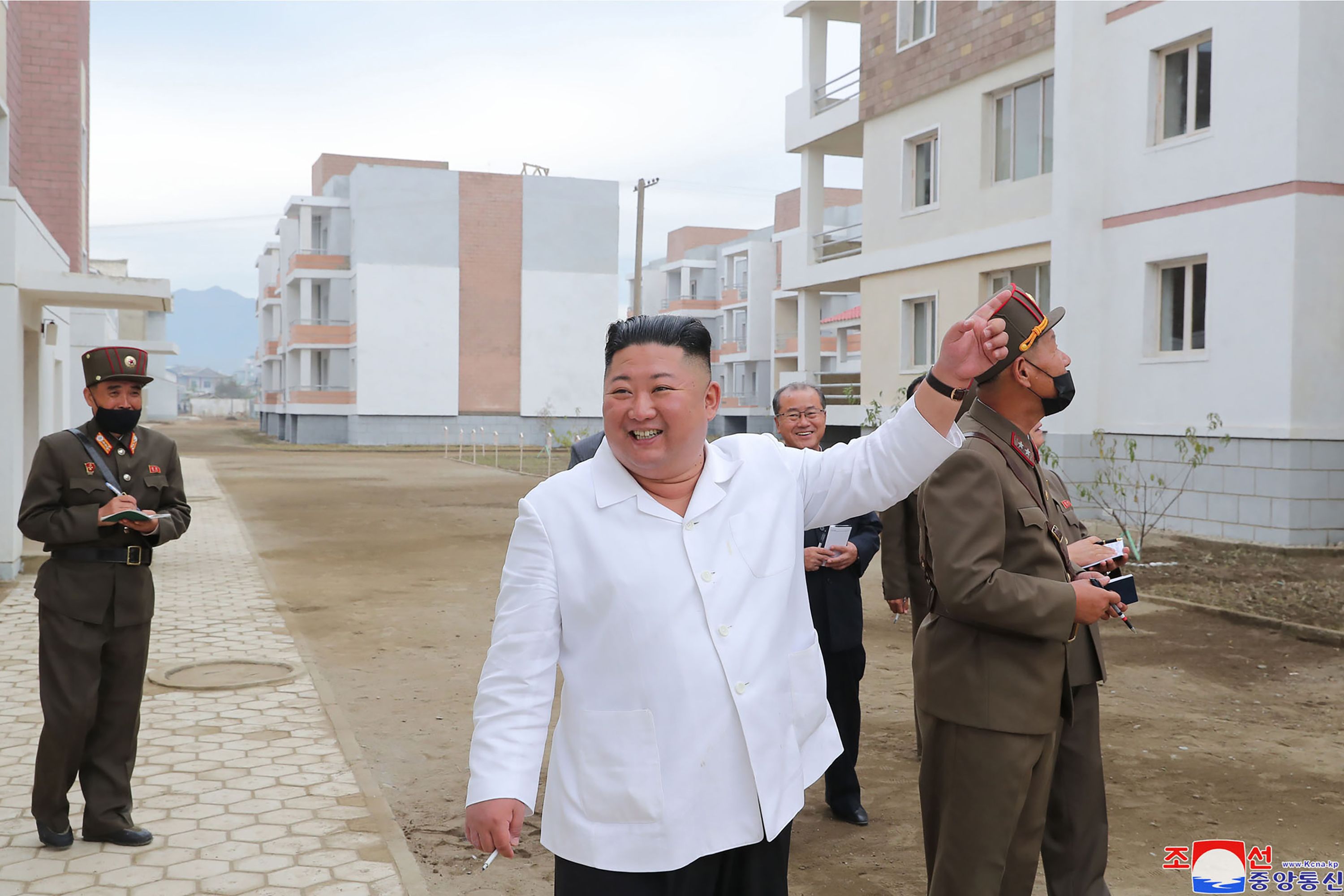 Pemimpin Korea Utara Kim Jong-un saat meninjau gedung yang baru dibangun.