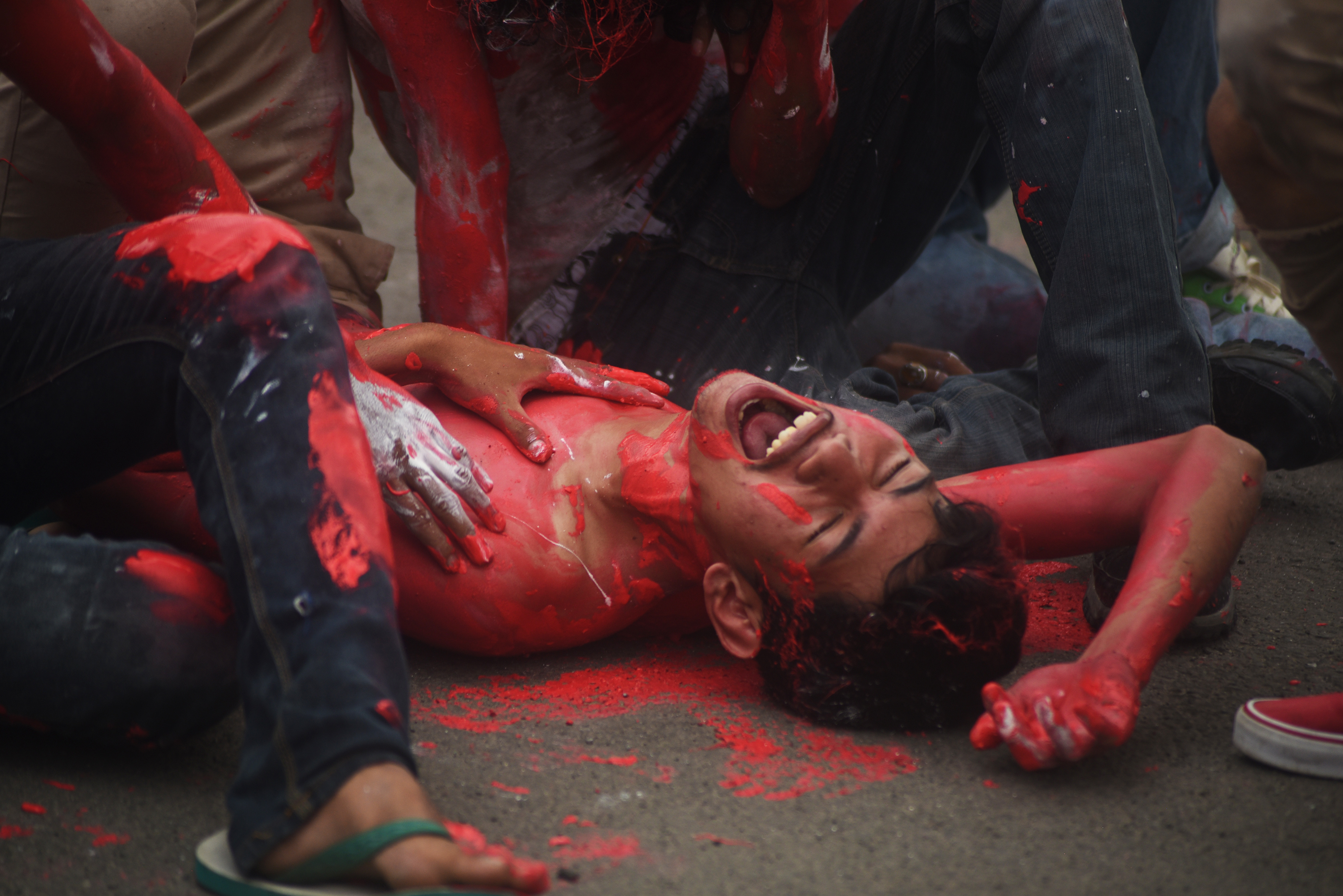  Persatuan Mahasiswa Islam Indonesia menggelar aksi teatrikal tolak UU Cipta Kerja di depan Gedung DPRD Banten di Curug, Serang, Banten