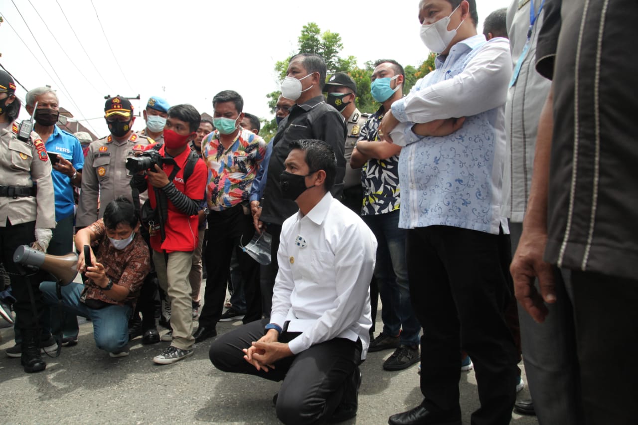 WLI Kota Pematangsiantar Hefriansyah saat menemui para pendemo menolak Omnibus Law UU Cipta Kerja, Rabu (13/10/2020).