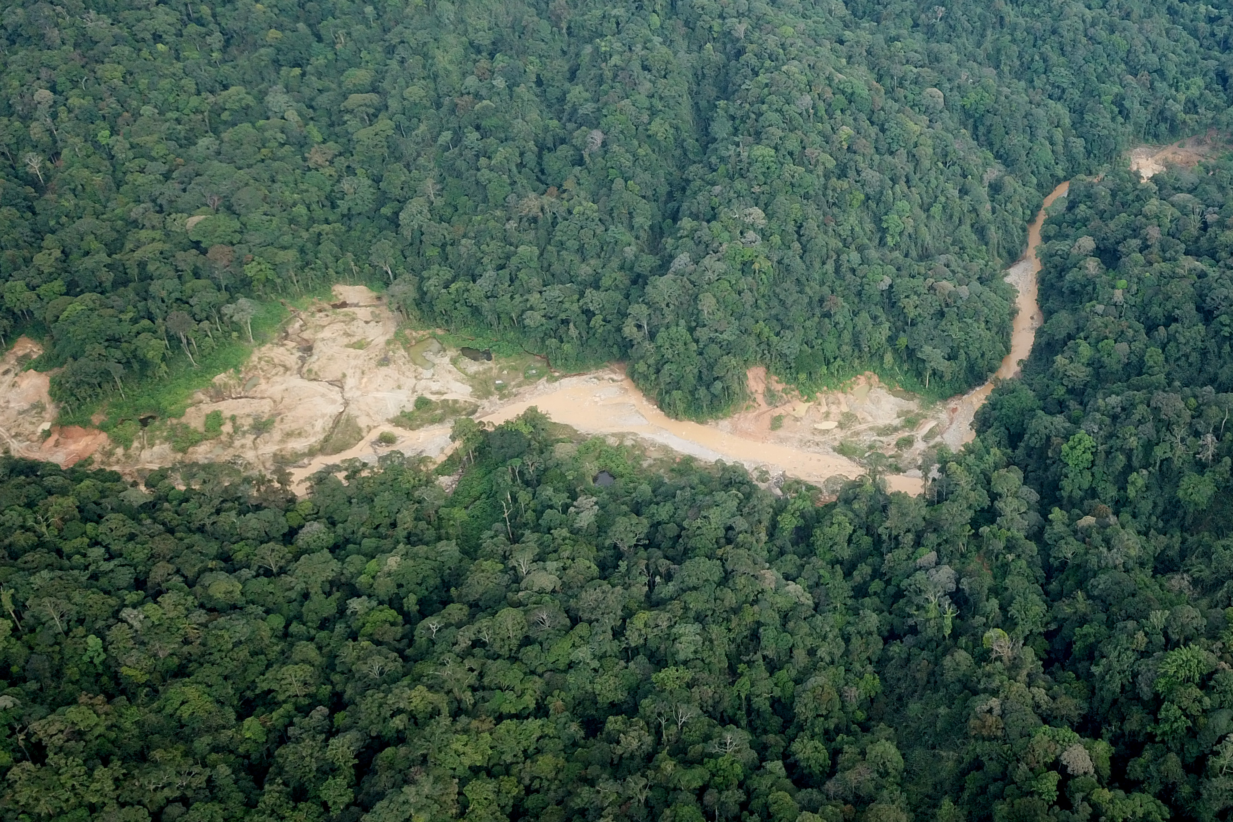  Foto udara area bekas tambang emas ilegal di kawasan hutan lindung Ulu Masen antara Kabupaten Pidie dan Kabupaten Aceh Barat