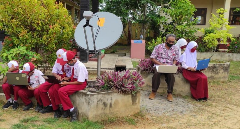 Layanan internet satelit untuk daerah blank spot di banten dan Kaltim