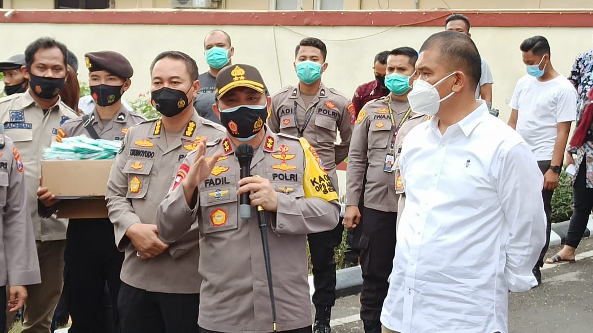 Kapolda Jatim Irjen M Fadil Imran (tengah)