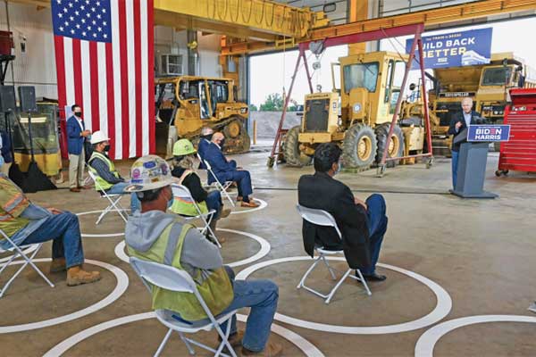 Calon presiden AS dari Partai Demokrat Joe Biden melakukan kampanye di depan para pekerja di New Alexandria, Pennsylvania, AS
