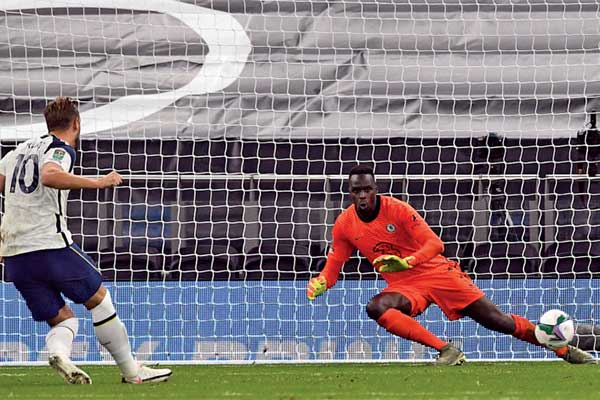  Striker Tottenham Hotspur Harry Kane mengeksekusi penalti yang membuat kiper Chelsea Edouard Mendy terkecoh dan gagal menyelamatkan gawang 