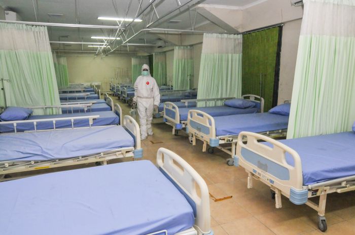 Ruang Isolasi tambahan pasien covid-19 di Stadion Patriot Chandrabhaga, Bekasi, Jabar.  