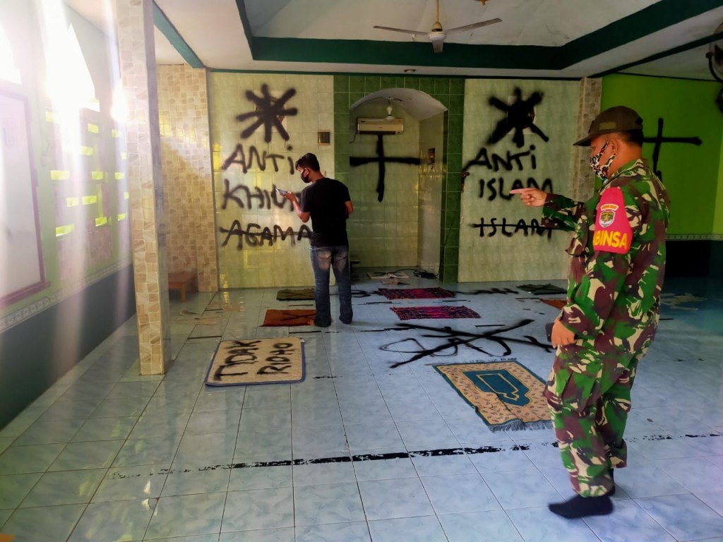 Aksi vandalisme di musala Darussalam, Perum Villa Tangerang Elok, Kelurahan Kutajaya, Kecamatan Pasar Kemis, Kabupaten Tangerang, Banten.